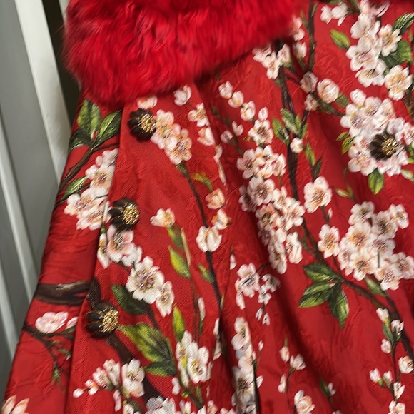 Dolce & Gabbana Red Jacquard Coat with Cherry Blossoms and Fur Collar - Picture 10 of 11